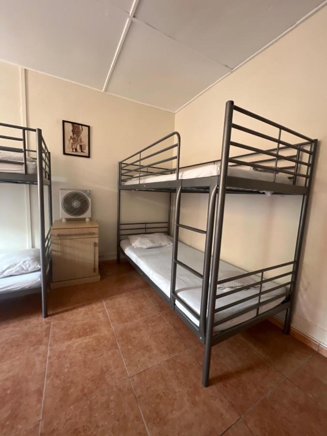 Emile Youth Hostel Гибралтар Экстерьер фото